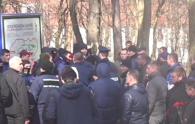 СМИ: на могиле Шевченко подрались националисты и члены 