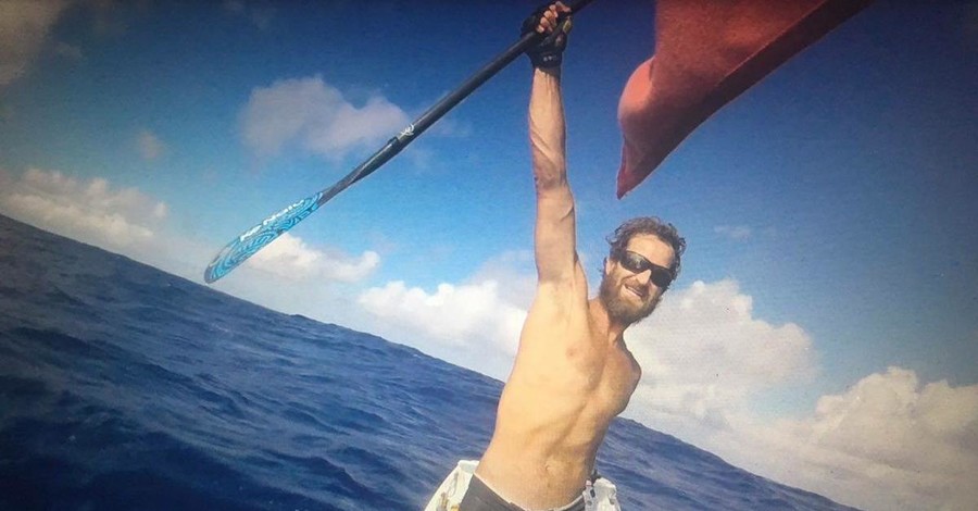 Южноафриканец первым в мире пересек Атлантический океан на доске с веслом