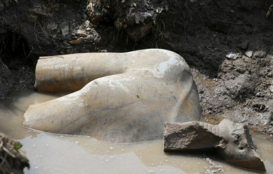 В Каире огромную статую фараона Рамзеса II выкопали из грязи
