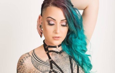 Девушка разрисовала тело татуировками, чтобы стать уникальной, а стала знаменитой