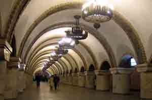 Преступник с ножом ночью напал на пассажиров киевского метро 