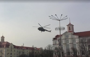 В центре Чернигова приземлился вертолет и забрал генерала из театра