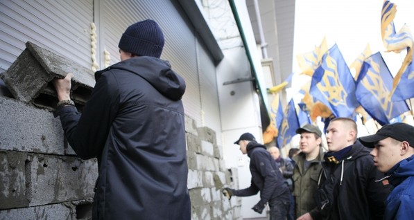 В центре Киева кирпичами замуровали вход в Сбербанк