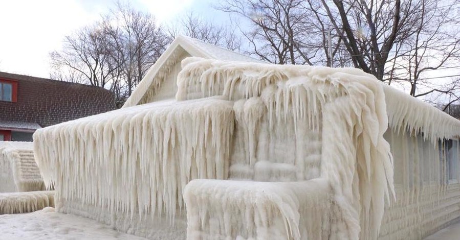 В США дом превратился в огромную ледяную глыбу