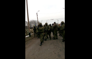 Появилось видео силовиков с автоматами в районе блокады Донбасса