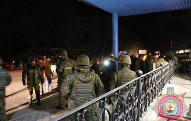 Парасюк устроил драку с полицией на въезде в Славянск