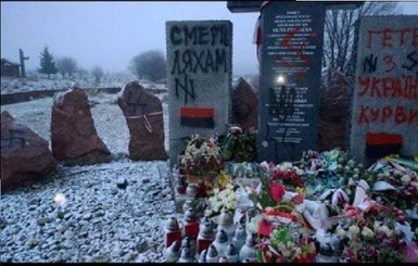 На Львовщине осквернили сразу три памятника расстрелянным полякам