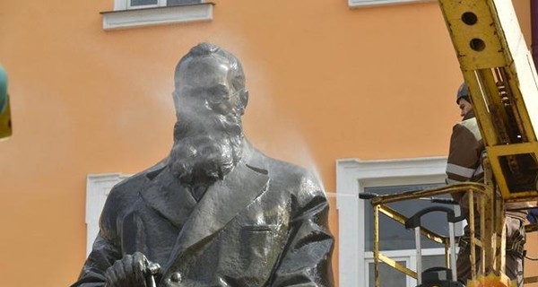 Памятник Грушевскому помыли в честь 100-летия Центральной Рады