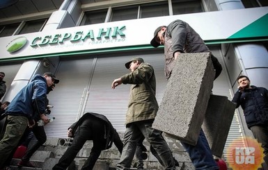 Cанкции против российских банков простых вкладчиков не коснутся