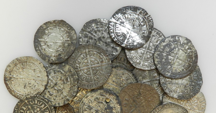 В Великобритании обнаружили клад из средневековых монет