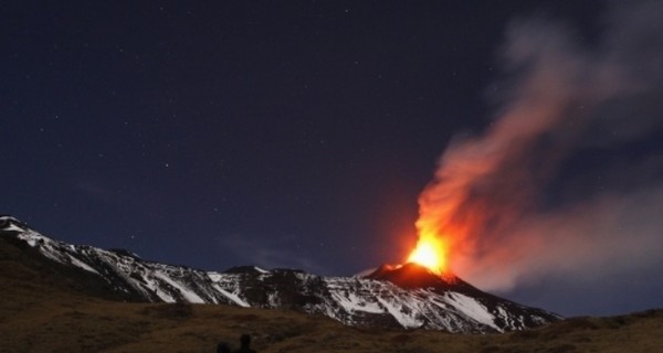 ВВС показало видео побега туристов от вулкана Этна