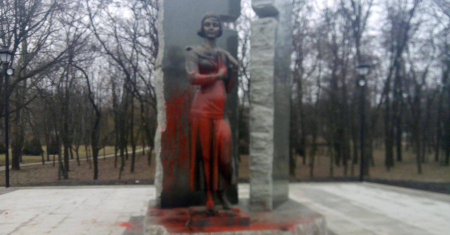 Памятник Елене Телиге в Бабьем Яру облили красной краской