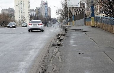 В Киеве может обвалиться еще один мост