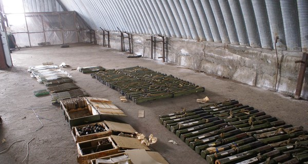 Под Запорожьем в ангаре нашли огромный склад оружия и боеприпасов