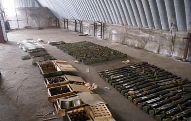 Под Запорожьем в ангаре нашли огромный склад оружия и боеприпасов