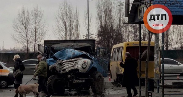 В Киеве маршрутка столкнулась с грузовиком