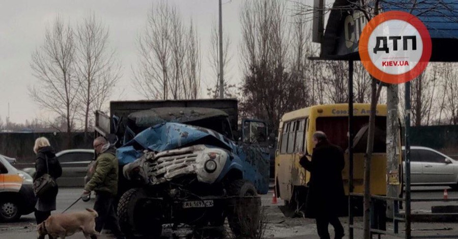 В Киеве маршрутка столкнулась с грузовиком