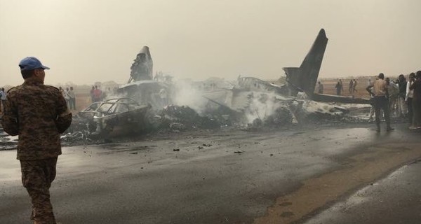 Появились фотографии рухнувшего в Южном Судане самолета