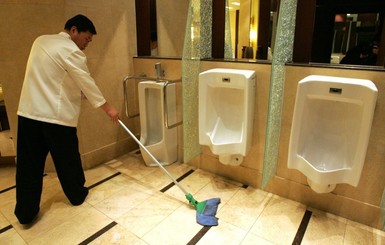 В туалетах Пекина введут ограничения на выдачу туалетной бумаги