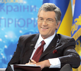 На день рождения Ющенко подарят цветы и антиквариат 