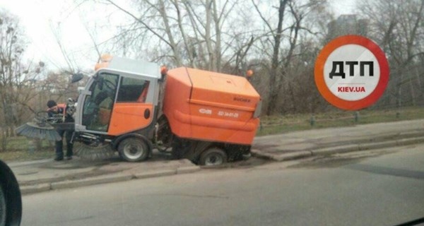 В Киеве машина коммунальщиков провалилась под асфальт 