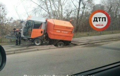 В Киеве машина коммунальщиков провалилась под асфальт 