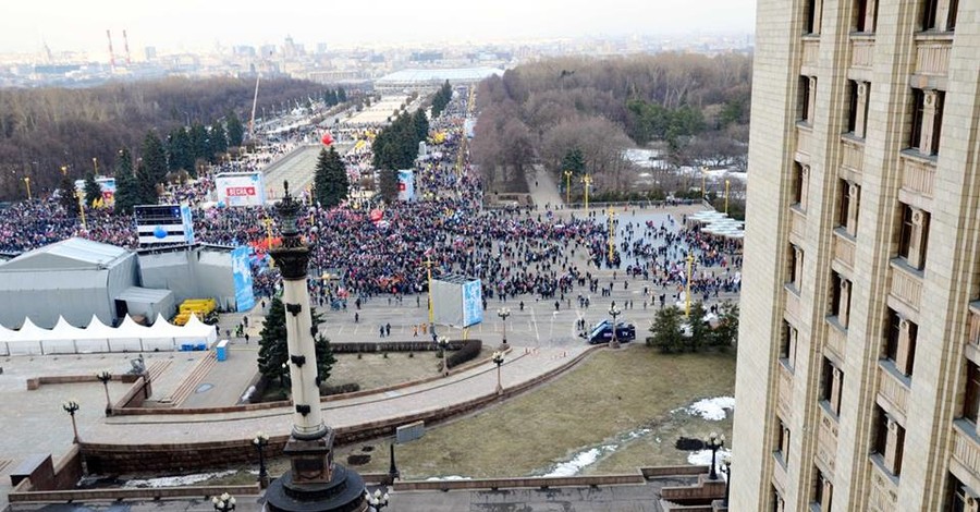 В Москве аспирант МГУ вывесил флаг Украины в день 