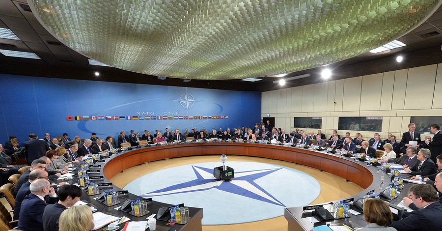 Трамп впервые примет участие в саммите НАТО