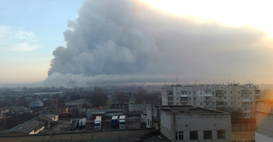 В Харьковской области гремят взрывы: горит самый большой в Украине склад боеприпасов