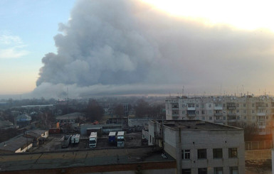 В Харьковской области гремят взрывы: горит самый большой в Украине склад боеприпасов