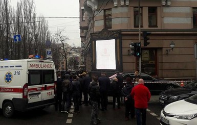 СМИ: у элитного отеля в Киеве расстреляли двоих мужчин 