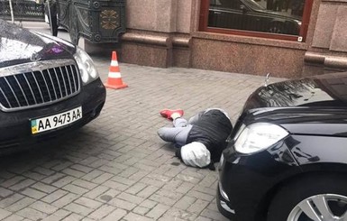 Киллера, застрелившего Вороненкова, оперируют уже около часа