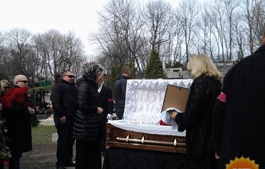Максакова на похоронах: 