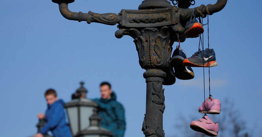 Почему уточки и кроссовки стали символами протестов в России