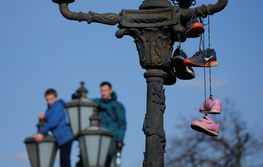 Почему уточки и кроссовки стали символами протестов в России