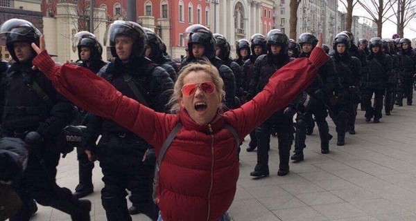 Институт изучения общества: Почему на акции протеста в России вышло столько подростков?