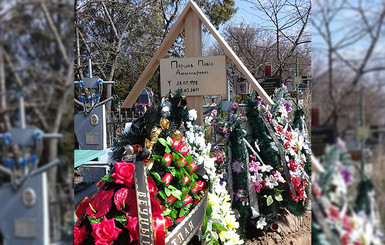 Киллера Вороненкова похоронили в Павлограде - гроб накрыли черным флагом