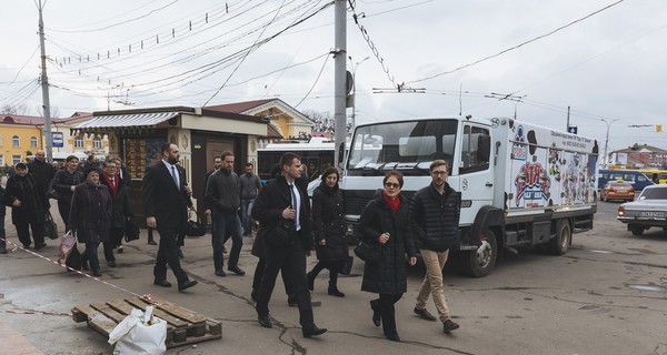 Посол США прогулялась по разбитым дорогам Винницы 