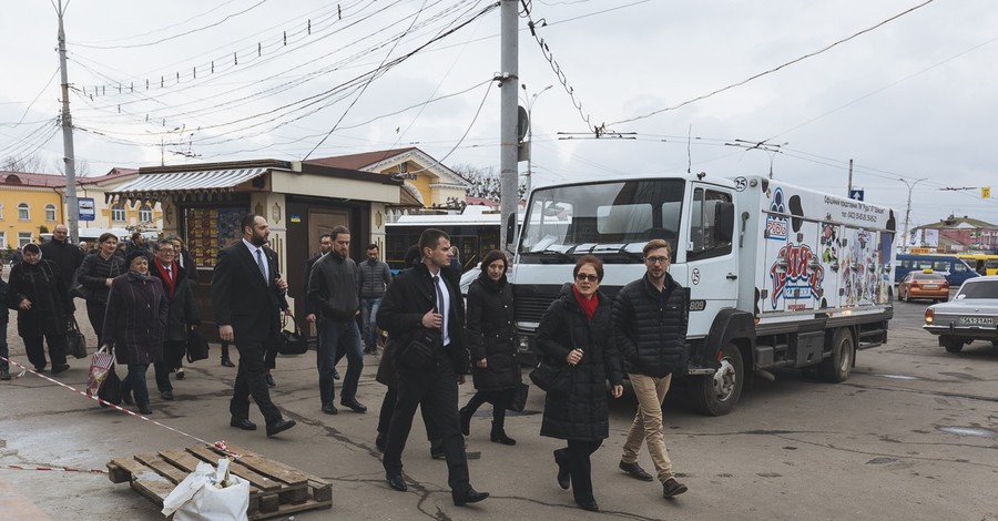 Посол США прогулялась по разбитым дорогам Винницы 