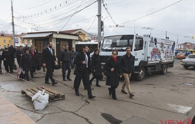 Посол США прогулялась по разбитым дорогам Винницы 