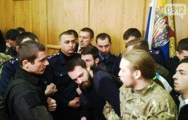 В горсовете Ужгорода полицейские разняли драку священников и военных