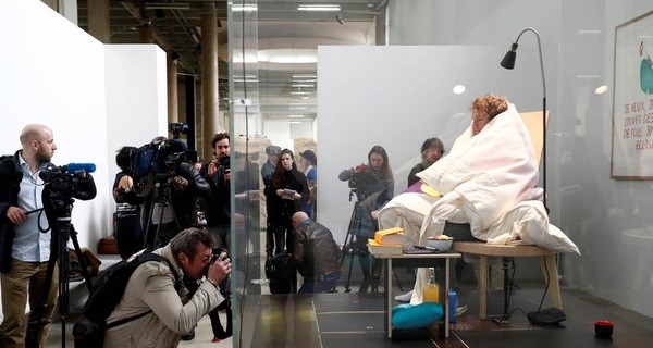 В Парижском музее художник высиживает цыплят