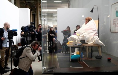 В Парижском музее художник высиживает цыплят