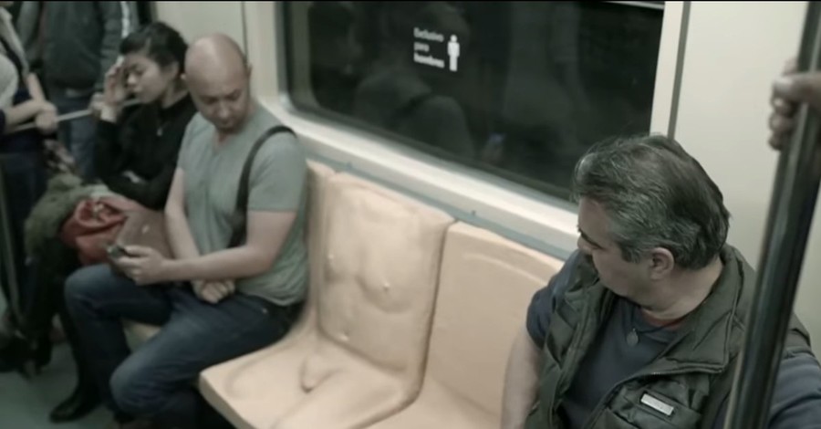В метро Мехико проучили мужчин 