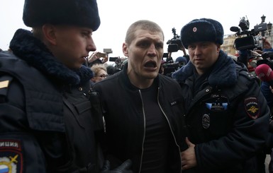 В Москве массово задерживают людей