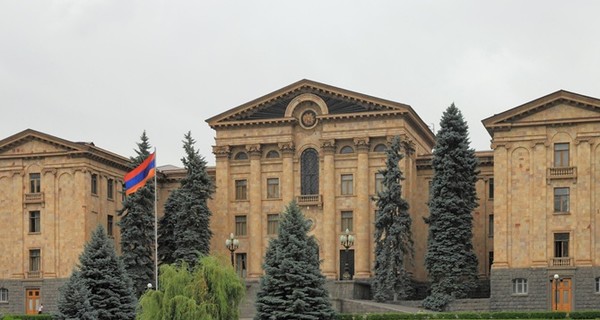 Правящая партия Армении объявила о победе