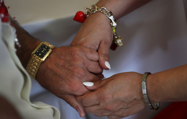 70 лет вместе: пожилые супруги скончались с разницей в четыре минуты