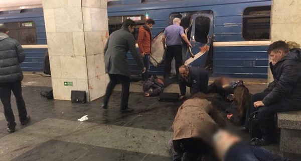 Видео, как люди пытались выбраться из взорванного вагона метро в Питере