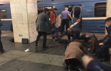 Видео, как люди пытались выбраться из взорванного вагона метро в Питере