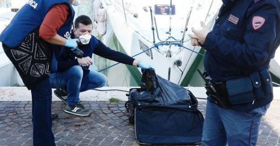 В Италии труп россиянки мать спрятала в чемодан и выкинула в море